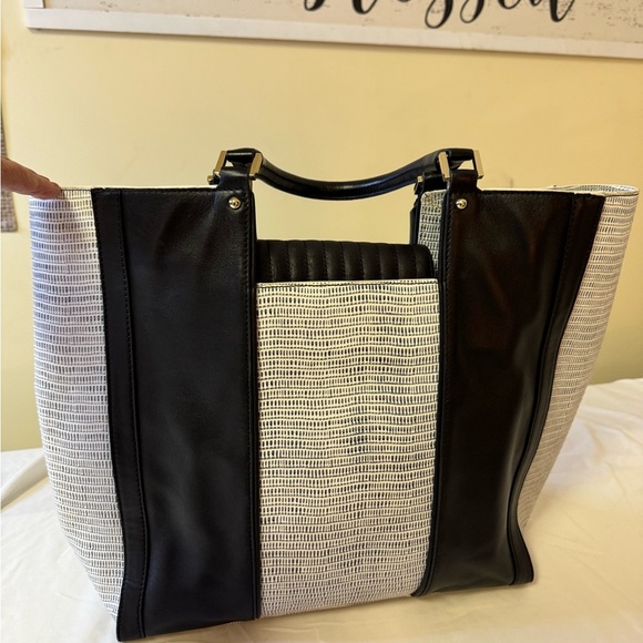 Pour La Victoire Black and White Tote Bag with Color-Block Design - Picture 6 of 9